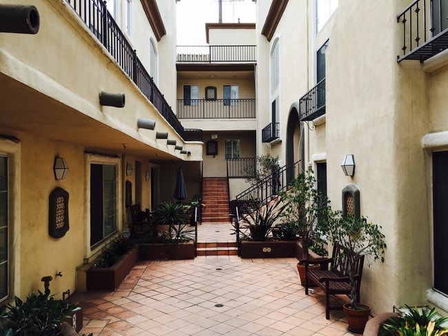 Building Photo - 7120 La Tijera Blvd Unit D102