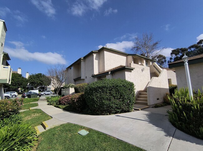 Building Photo - 2 Bed, 2 Bath Upper Unit in La Jola