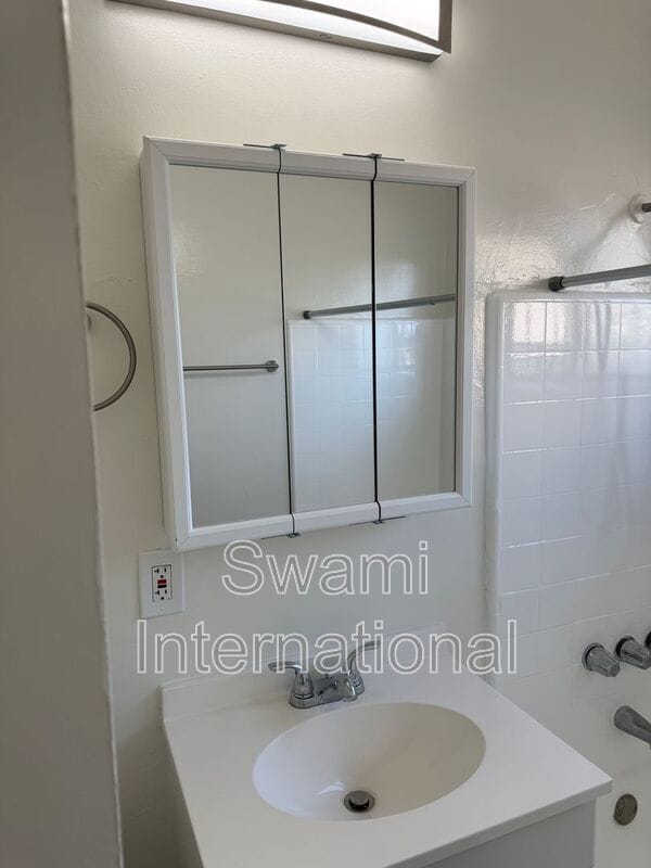 Photo - 1102 1/2 W. 92nd St.