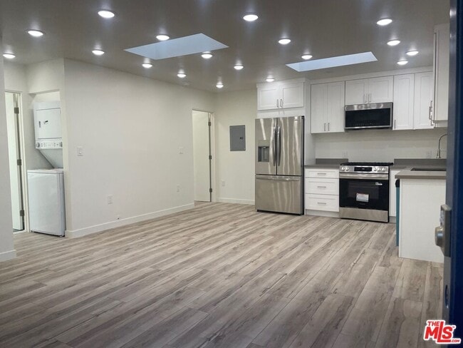 Building Photo - 2025 Ocean Park Blvd Unit B
