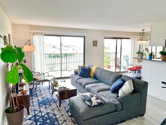 204 living room - 1720 Ardmore Ave Unit 204