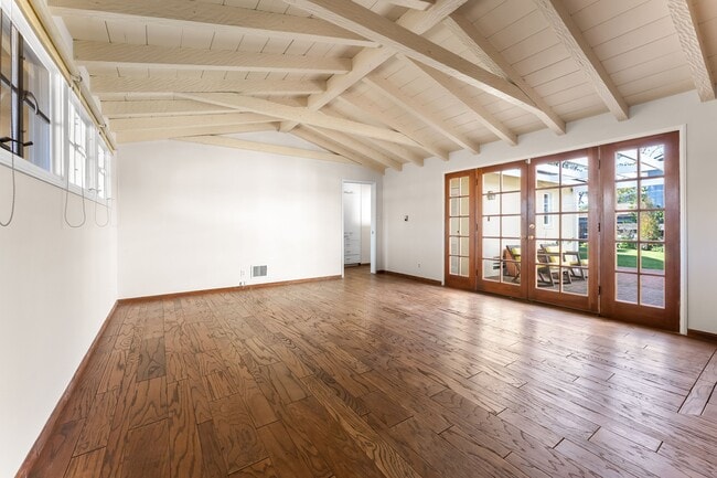 Building Photo - 549 El Medio Ave