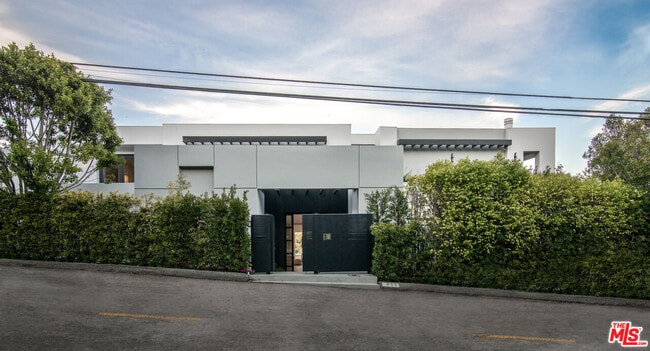 Photo - 930 N Tigertail Rd