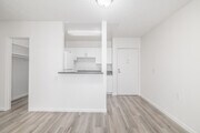 1BR, 1BA - 550SF - Kitchen - Reflections at Wyandotte