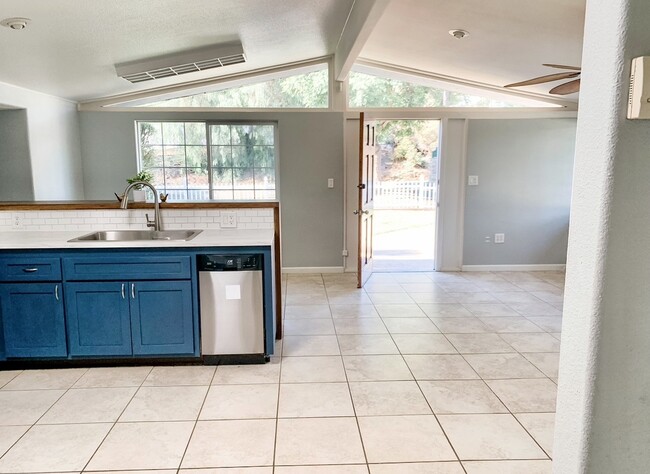 Photo - 810 Anns Way
