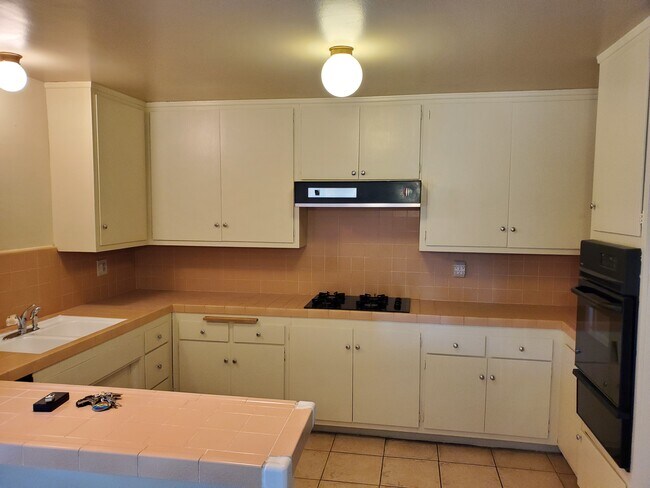 Kitchen - 7000 S La Cienega Blvd Unit 28