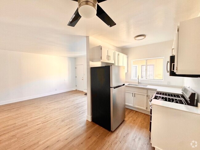 Building Photo - 2718 Cochran Ave Unit 8 Rental