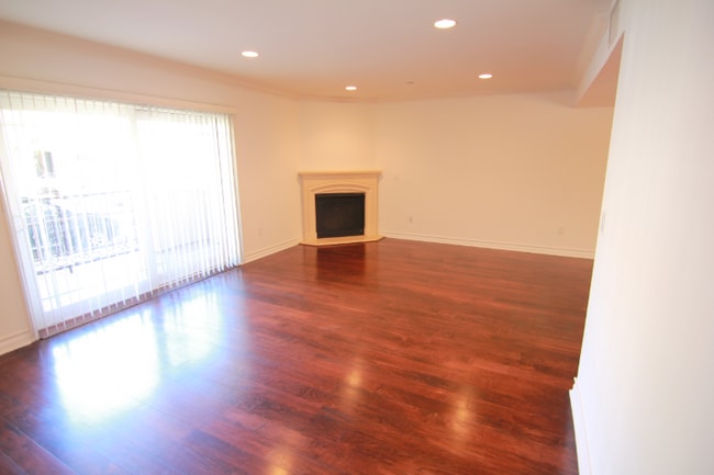 Photo - 11911 Mayfield Ave Unit 106