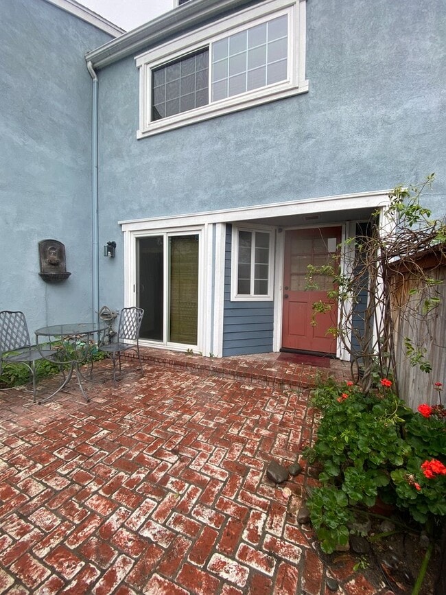 Building Photo - Two Bedroom Condo Close to Orange Circle