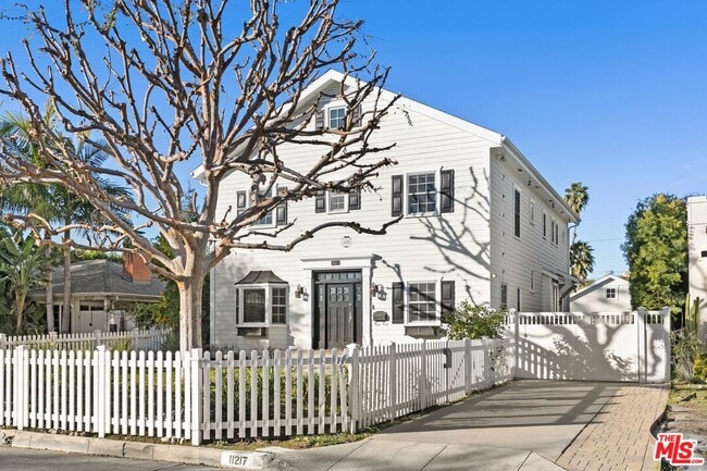 Photo - 11217 Kling St House