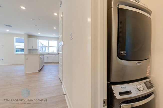 Photo - Brand New Built 3 Bed 2.5 Bath Flex Townhouse in Ontario!