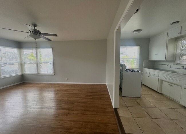 Building Photo - 4554 N Lakewood Blvd Unit 4558
