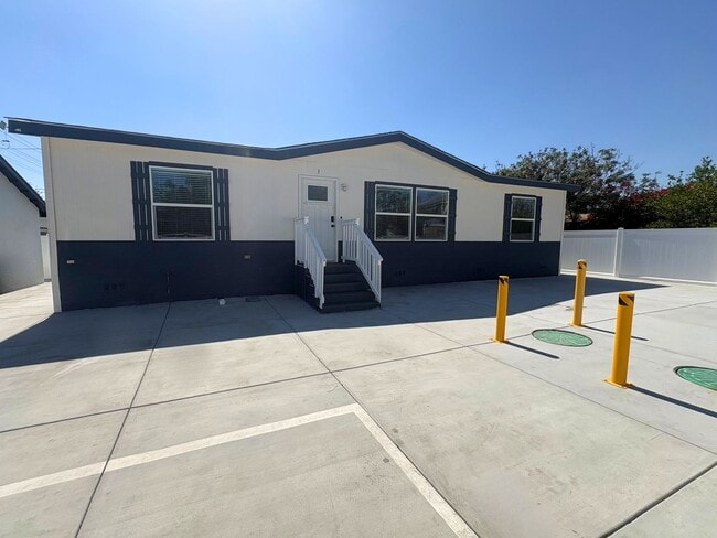 Building Photo - 15356 Merrill Ave Unit 3