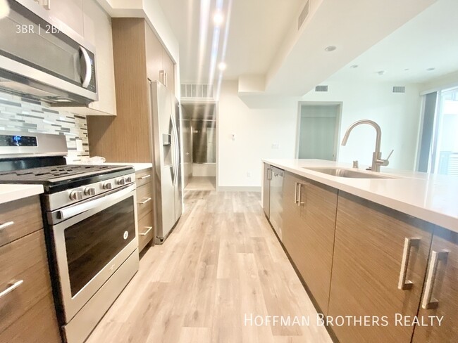 Photo - 4849 Oakwood Ave Unit 417