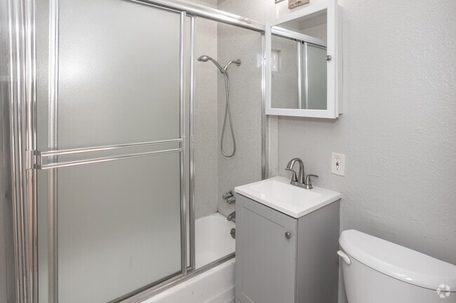 1BR, 1BA - 468SF - Bathroom - 819 W 137th St