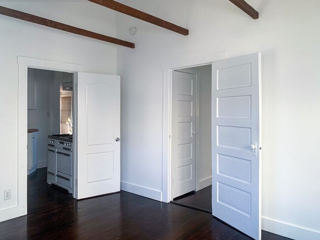 Building Photo - 5670 York Blvd Unit 5672 1/2 York Blvd