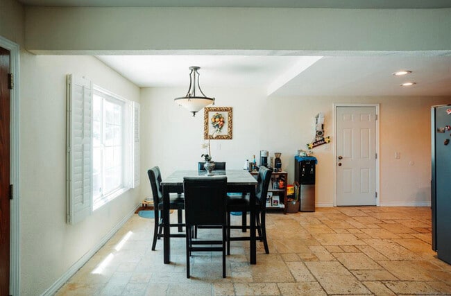 Building Photo - 2415 E 20th St