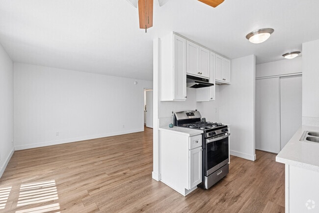 2BR, 2BA - 880SF - Living Room - Kingswood Village Unit 137