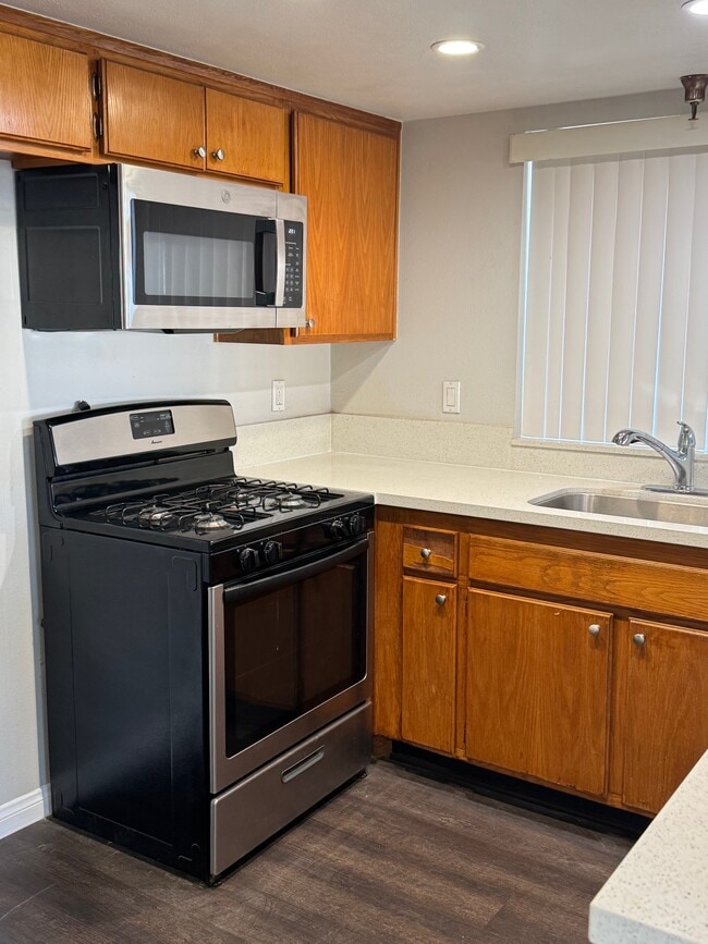 Gas stove - 5255 Riverton Ave