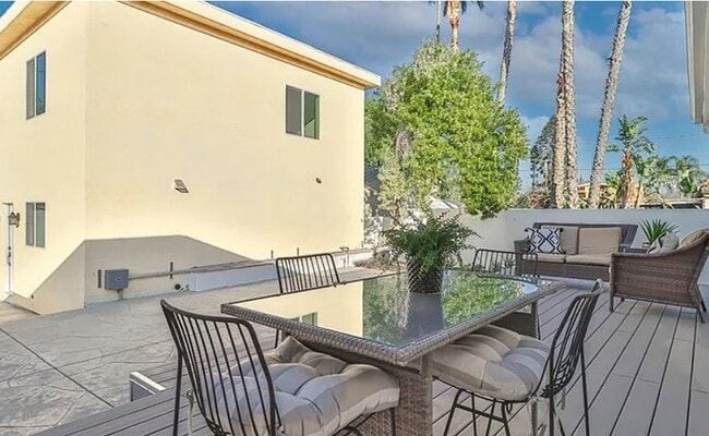 Building Photo - Modern 3-Bed/3-Bath Townhome