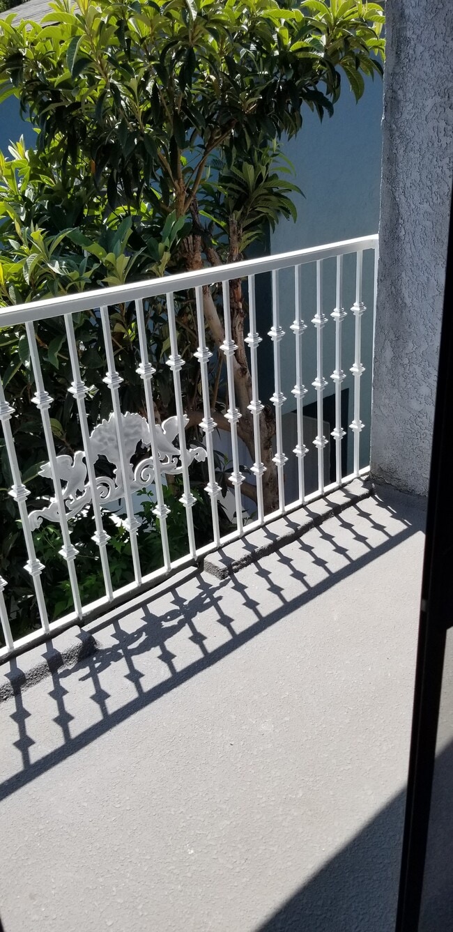 Balcony - 1438 E 8th St Unit Charming 2 bedroom