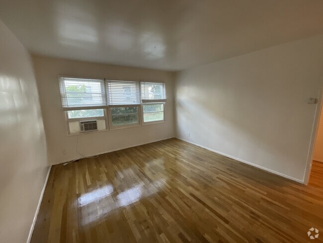 Building Photo - 2475 Silver Lake Blvd Unit 2475-A Rental