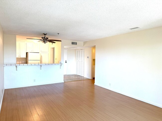 Building Photo - Large 2 bedroom 2 bathroom Condo Available...