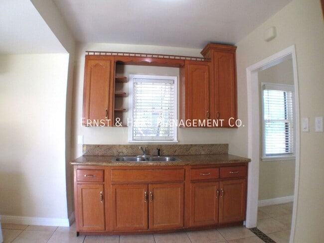 Photo - 935 E 5th St