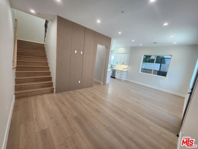 Photo - 13540 Hamlin St