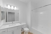 2BR, 2BA - 1,035SF - Bathroom - Teresina Apartments