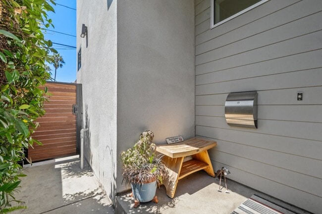 Photo - 3623 1/2 S Centinela Ave