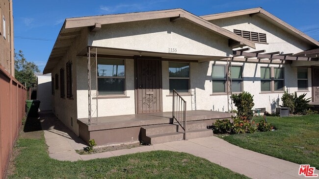 Building Photo - 1153 W 39th St