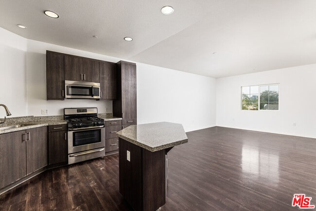 Photo - 1408 W Washington Blvd Unit 207