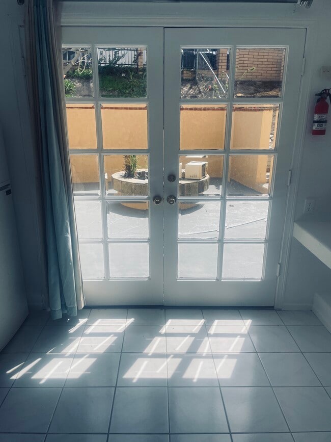 Building Photo - 321 Greenwood Pl Unit Private studio for rent