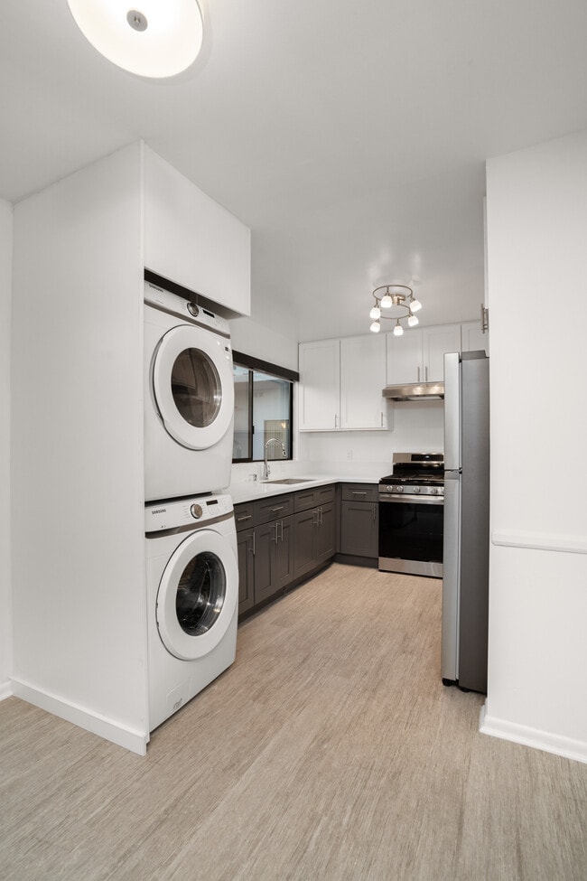 Building Photo - 2033 N Beachwood Drive