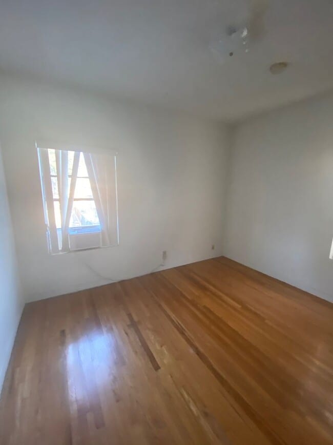 Building Photo - 1100 S Shenandoah St Unit 1102 1/2