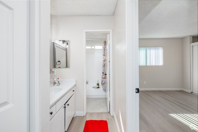 1BR, 1BA - 640SF - Bathroom - DOTY (Ocean Breeze)