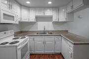2BR, 2BA - 1,050SF - Kitchen - Kashmir Apartments