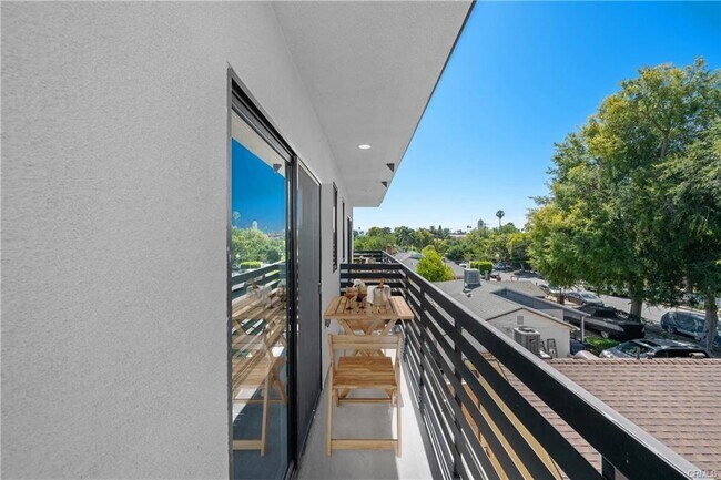 6704 1/2 Kester Avenue, Los Angeles, CA 91... - 6704 1/2 Kester Avenue, Los Angeles, CA 91... House