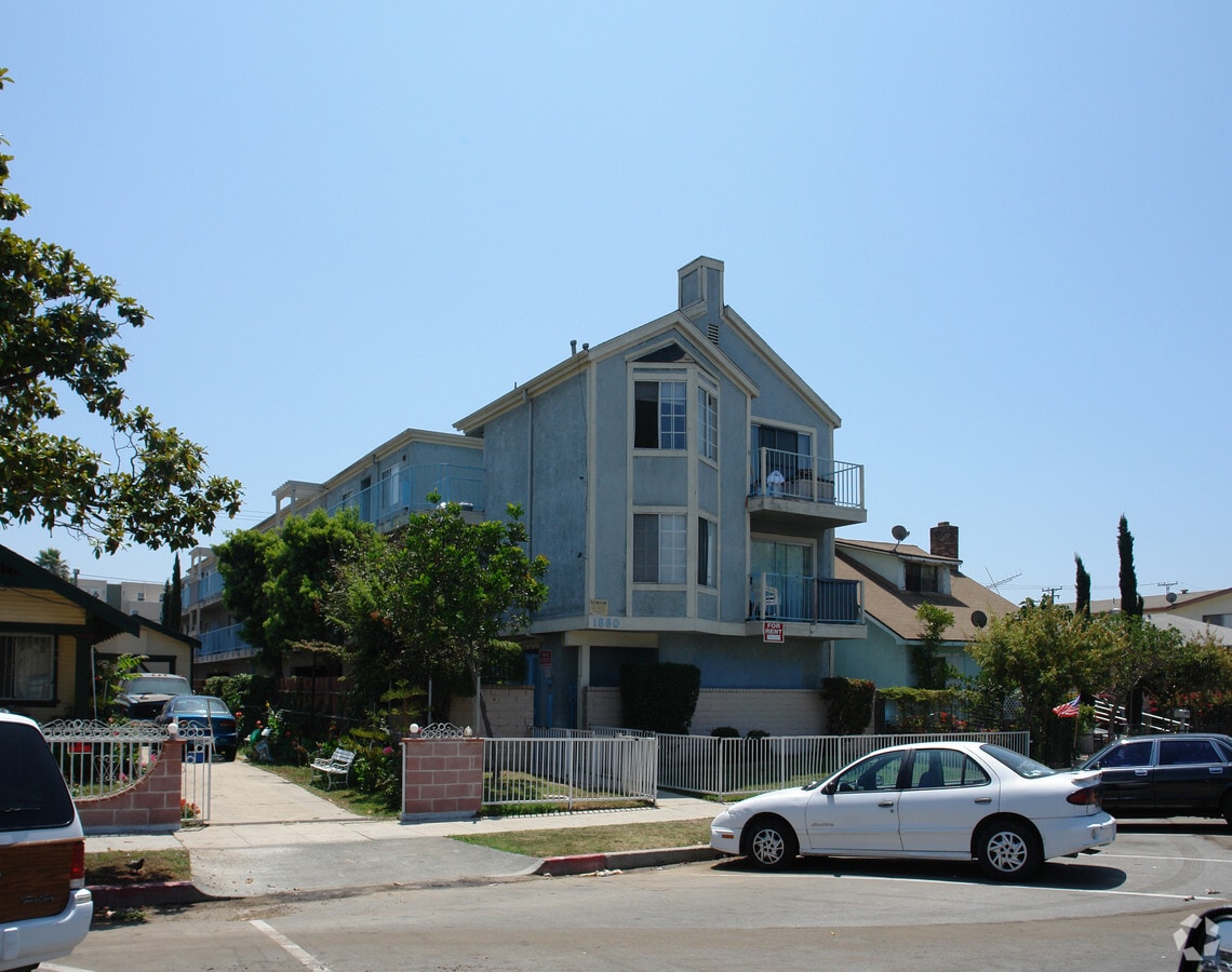 Photo - 1880 Locust Ave Apartments