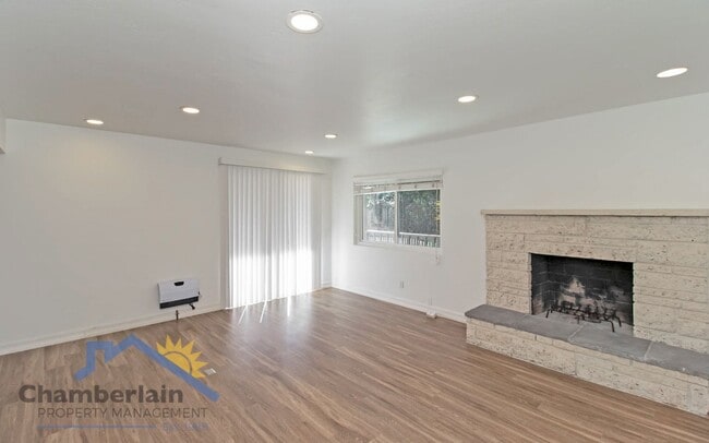 Photo - 2 Bedroom/1 Bathroom Coastal Leucadia Duplex!