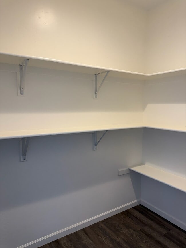Kitchen pantry - 471 E Newlove Dr Unit B