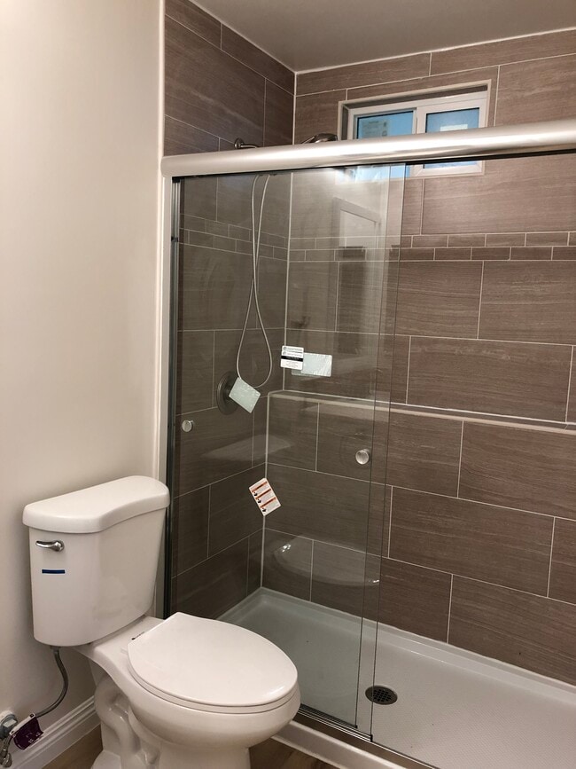 Shower - 15118 Weddington St