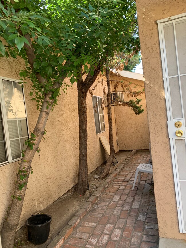 Photo - 1909 N Hollywood Way