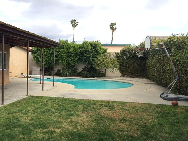 Photo - 6422 Nagle Ave