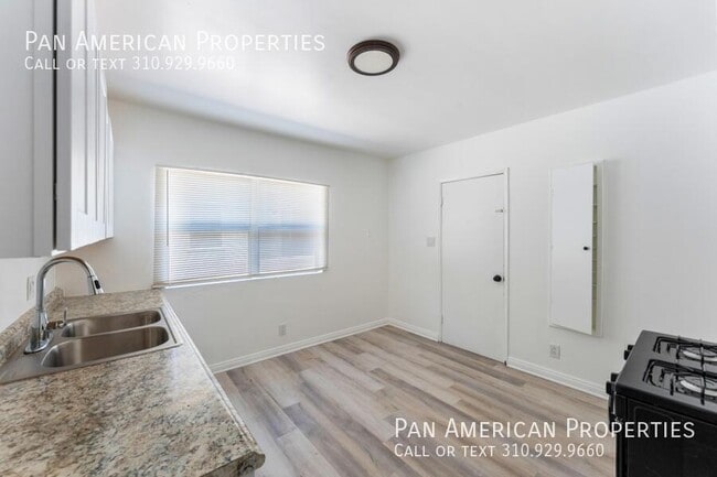 Building Photo - 546 W D St Unit #D