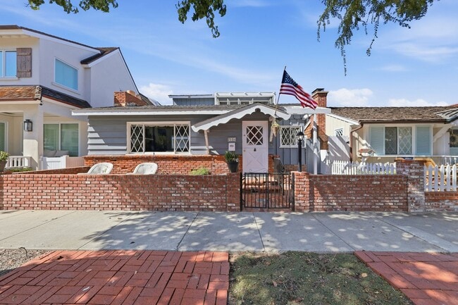 Building Photo - Furnished Balboa Peninsula Point Cottage Home | Available November 1st – April 30th