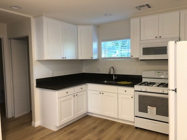 Kitchen - 15118 Weddington St