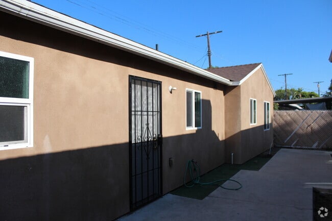 Building Photo - 8157 Cantaloupe Ave Rental