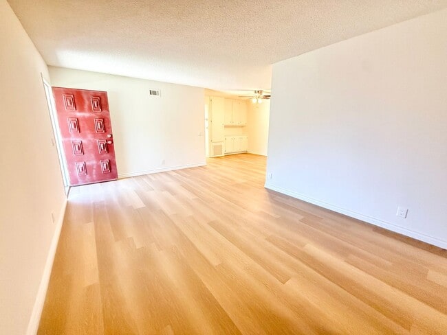 Photo - 4661 Larwin Ave